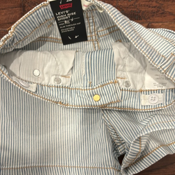 Levi’s premium high rise short and Roxy T-shirt, size: 8 - Picture 7 of 15